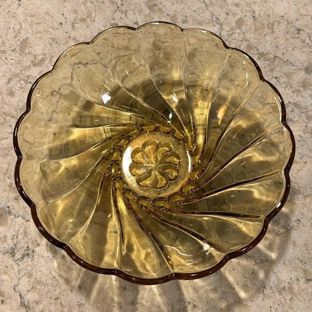 VINTAGE 70’s~HAZEL ATLAS AMBER GLASS~SERVING SALAD BOWL~CAPRI SWIRL PATTERN~G22 - Picture 5 of 9